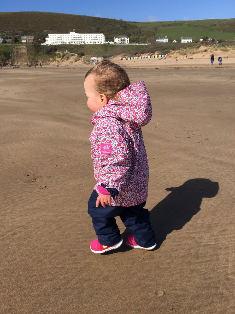 TiffersMac1's tweet photo. If you don't have any shadows your not in the light #FirstExperience #OwnShadow #SauntonBeach https://t.co/PTwvxJI4R2
