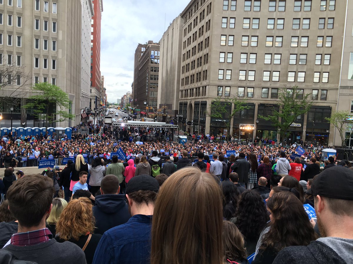 ElspethEastman's tweet photo. WE ARE STANDING BEHIND BERNIE AAAHHH @magpieeast @shaerebholz #rallyforbernie https://t.co/lPV5T9hXMS