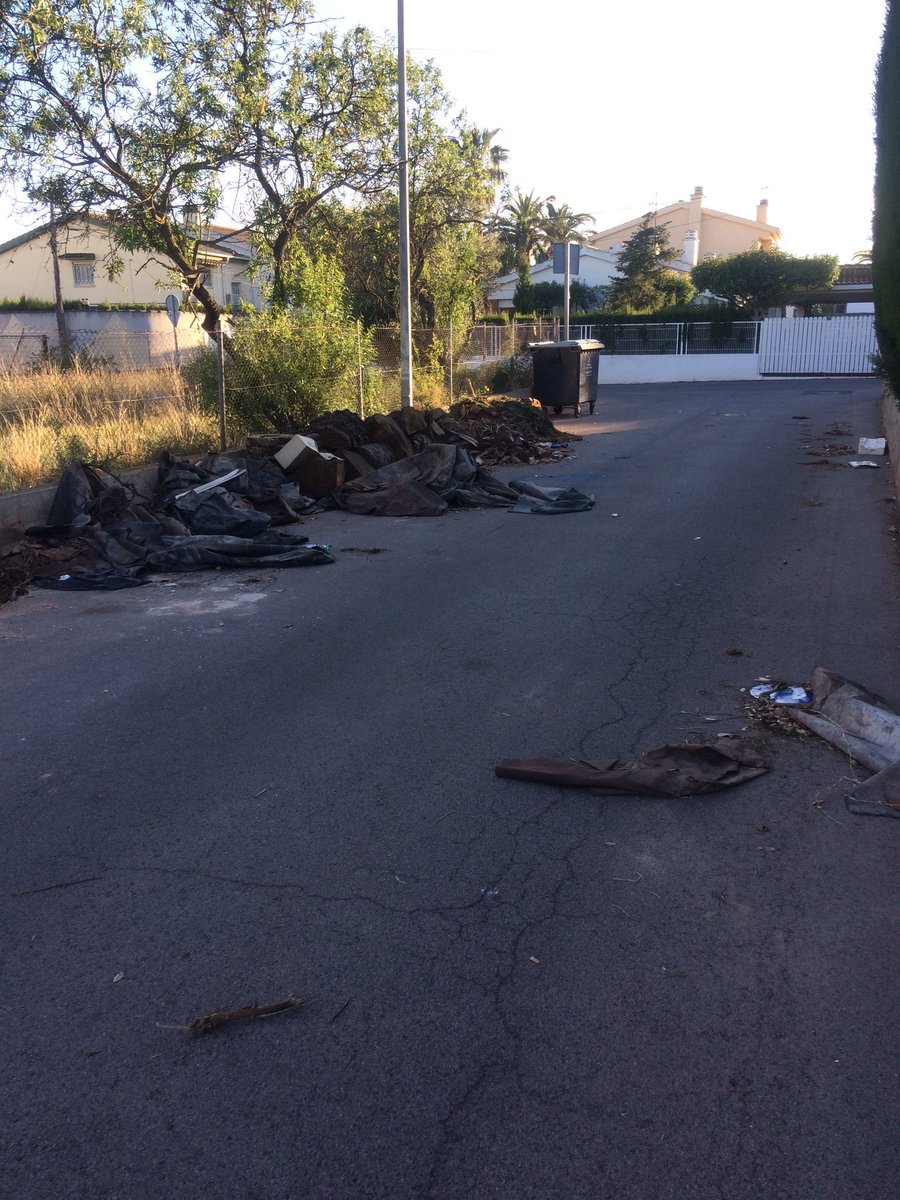 LhortaDAntoni's tweet photo. Calle benlloch de benicasim @tmobenicassim más de 2 meses de basuras en la calle.@TodoBenicassim #benicassim https://t.co/Iu7ul7QGJw