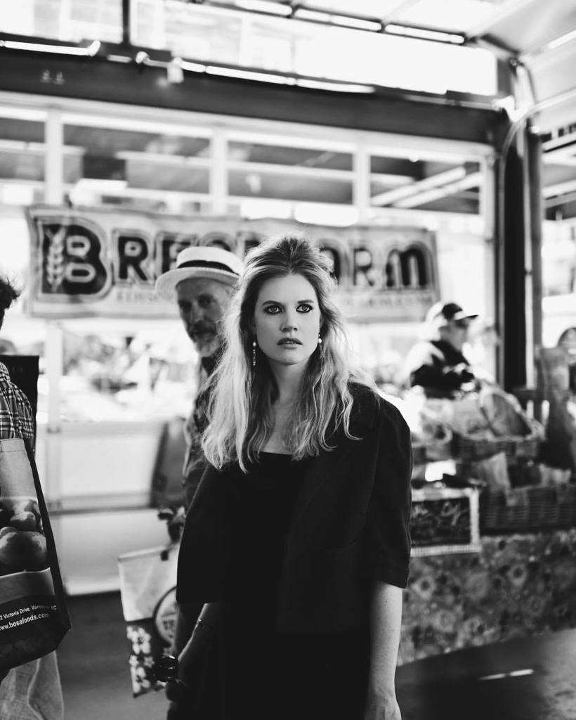 TweeterBham's tweet photo. Afternoon light portrait of @alaskafishlips at the Bellingham farmers market.
#tangledinf… https://t.co/EuF645I6oG https://t.co/rJtp3bnKaI