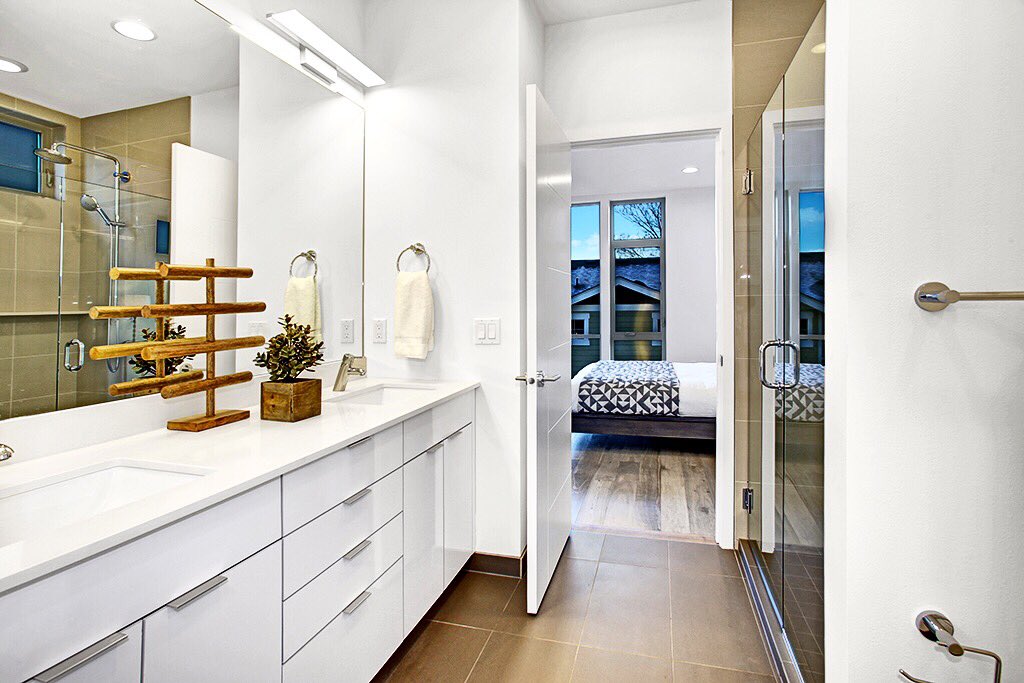 IdbuildSeattle's tweet photo. Sleek, modern master suite bathrooms are our speciality 👌🏽 #idbuild #newconstruction #development https://t.co/4LzGdKNpFI