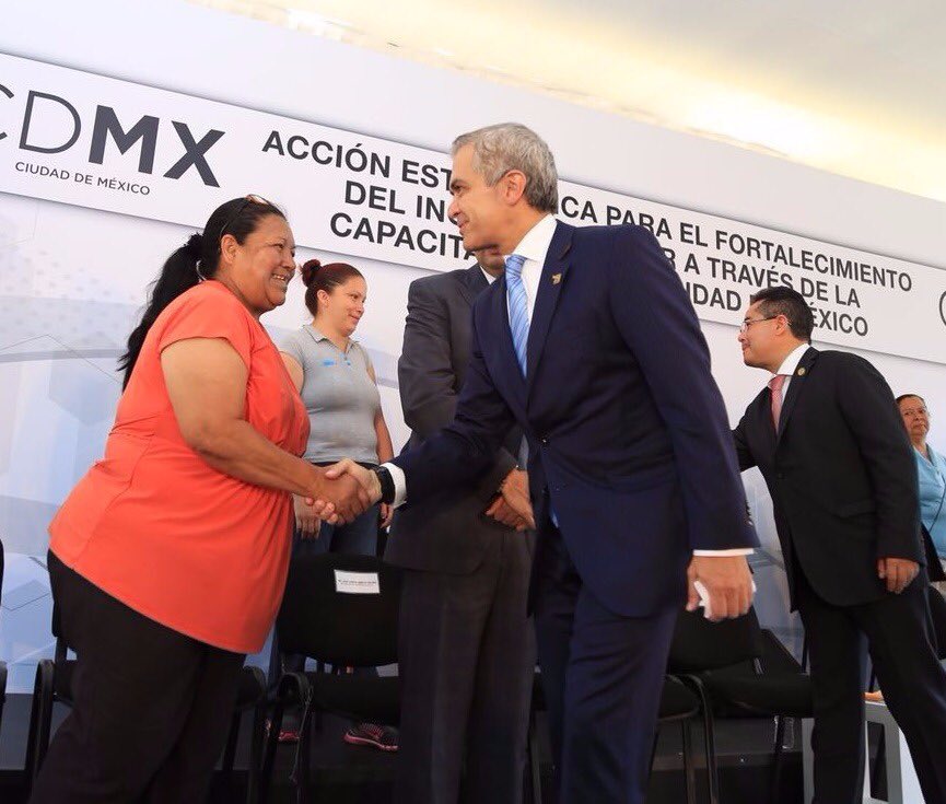 ManceraMiguelMX's tweet photo. Las jefas de familia son pilares de la #CDMX, que tengan un trabajo digno y bien remunerado es indispensable #mm https://t.co/daeeMrx7sc