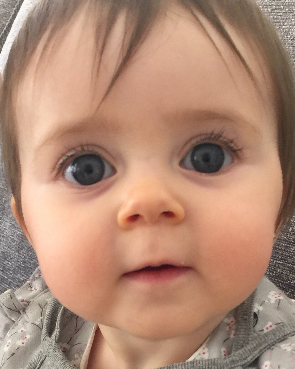 Mi nietecita mirando de frente a la vida...