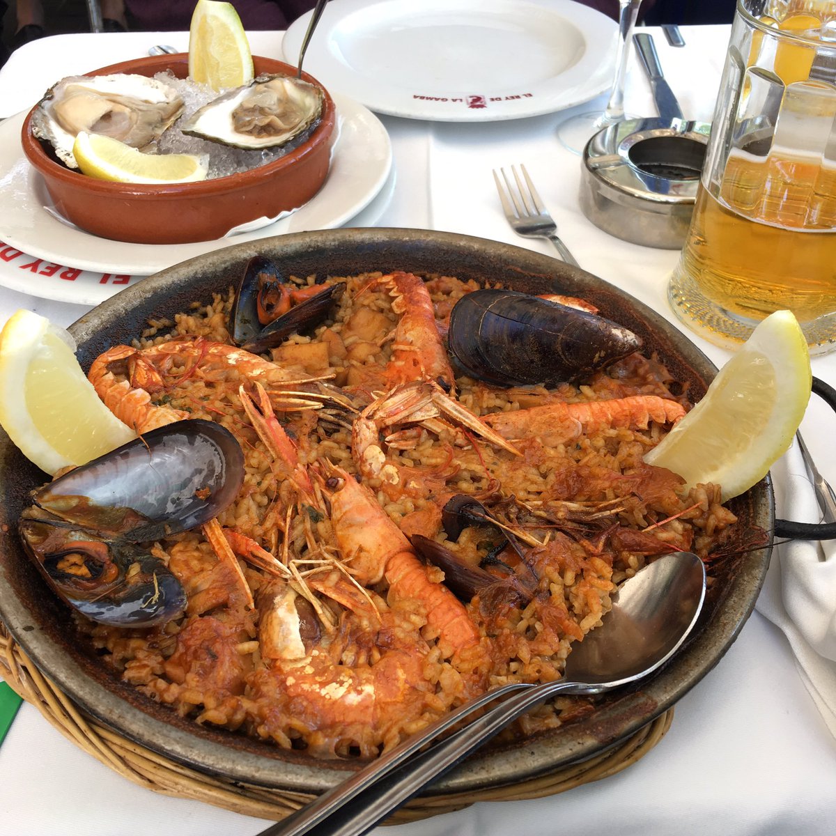 tarzantraveller's tweet photo. La Barceloneta. Right by the seaside in Barcelona is where you find the best paella. #tarzantraveller #food #travel https://t.co/TS0UqSEgAm