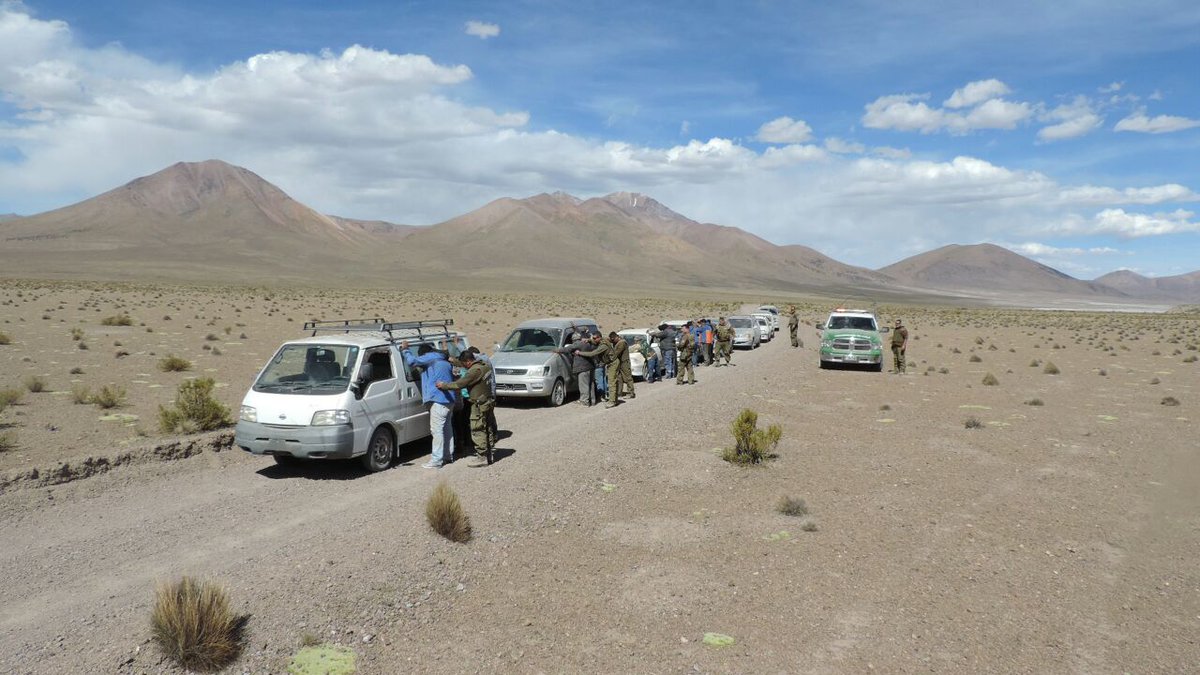 Carabdechile's tweet photo. Arica: Carabineros incautó 11 vehículos y detuvo a 15 extranjeros que intentaban salir ilegalmente hacia Bolivia. https://t.co/Uq5IF1gXAZ