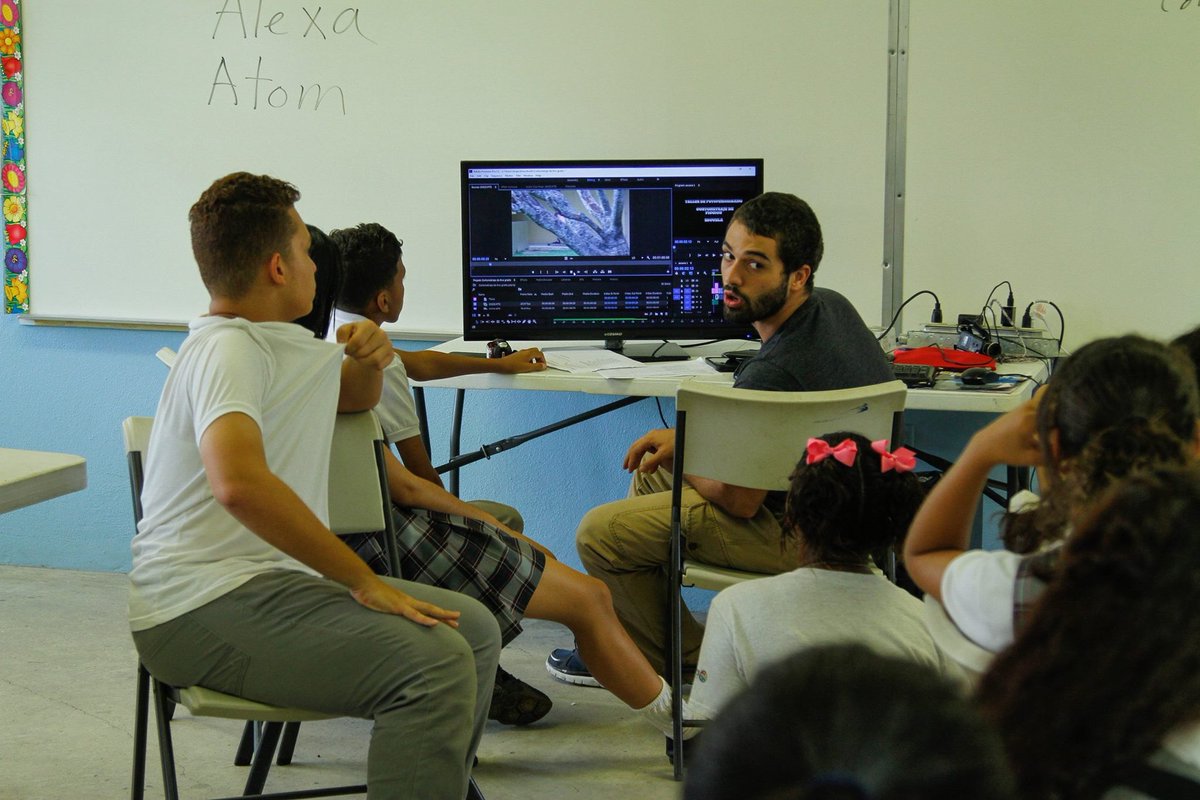 TFotoperiodismo's tweet photo. 😊 ÚLTIMO TALLER | Felicitamos a los jóvenes de todas las sedes por cumplir con sus talleres. #PuertoRico #Carolina https://t.co/M3hsKBpf8E