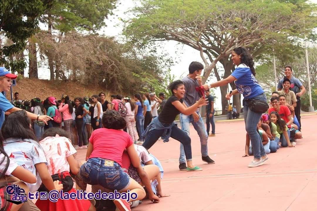 recrefamily2009's tweet photo. #TallerDeRecreacion2016 Enseñar con Risas porque #YoSigoConRecreFamily aporte de @LaElitedeAbajo https://t.co/ODmrcTmXXj