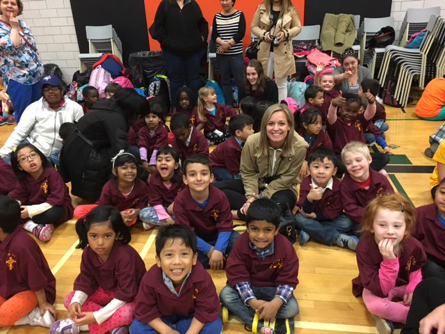 StRoseLimaOCSB's tweet photo. 400+ Ss and an orchestra from 7 schools In harmony #MusicMonday @OttCatholicSB @CanadasNAC @TD_Canada #ocsb https://t.co/cmtXr7MJfR