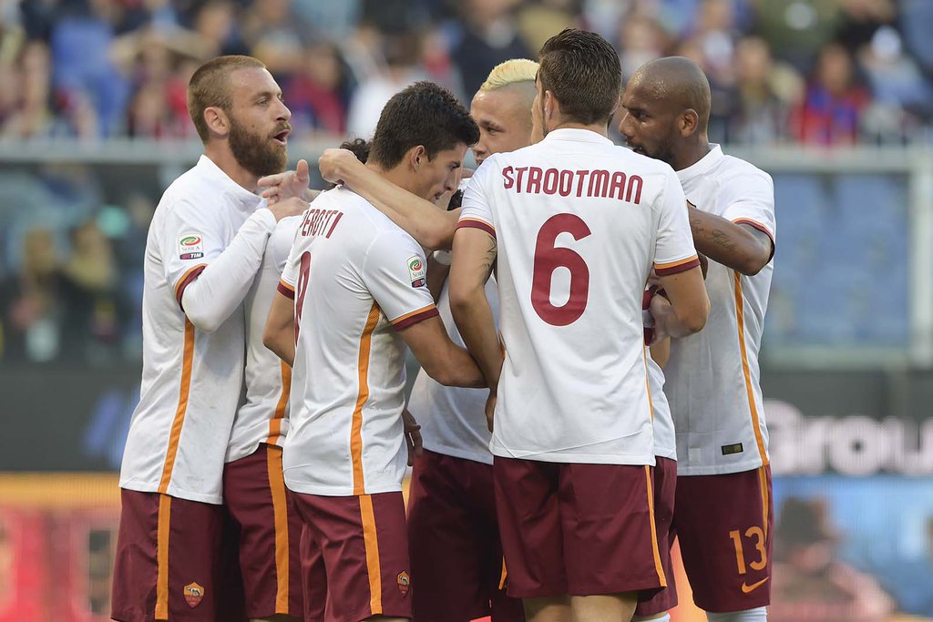 Bola rolando no 2º tempo. Mais 45' para #GenoaRoma saírem do 1 a 1.