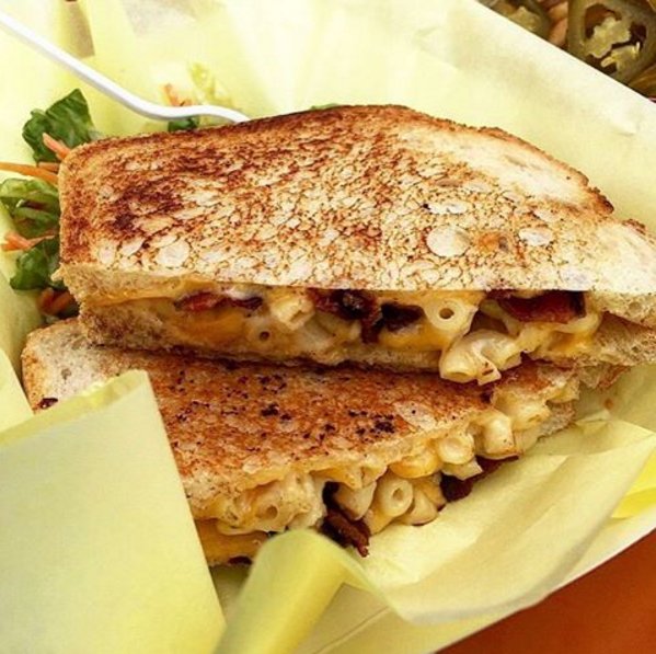Wha!? Is it lunch yet? RT: @SoMaStrEatFood <a href="/CheeseGoneWild/">Cheese Gone Wild</a> #bacon #Macncheese #grilledcheese