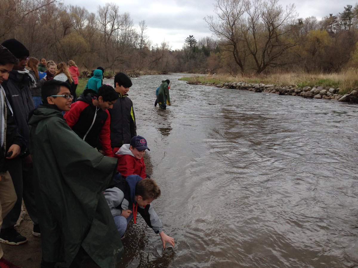 AdrianManickam's tweet photo. @YourRiverwood #ESSSCIENCE Water and soil tests at Riverwood Conservancy with Erindale grade 9 science students. https://t.co/60rrP9ivjp