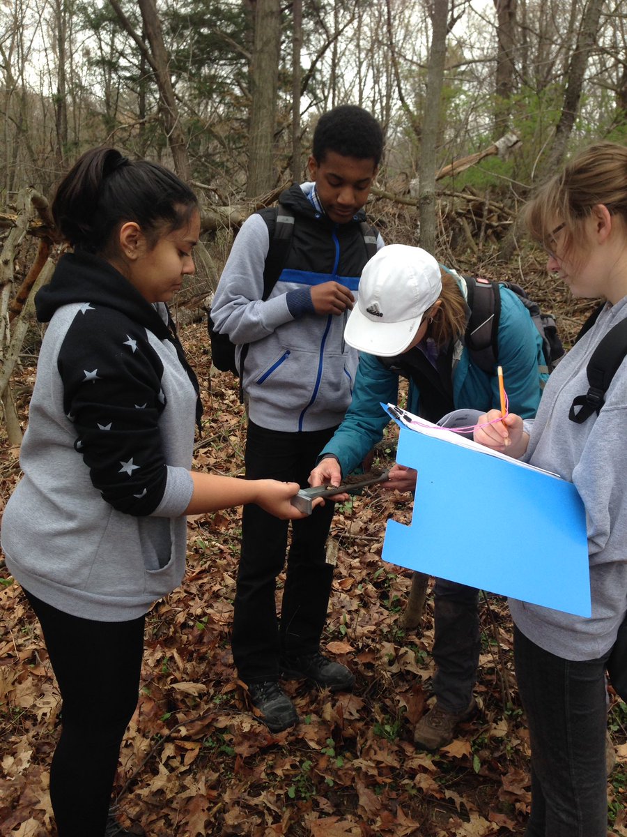 AdrianManickam's tweet photo. @YourRiverwood #ESSSCIENCE Water and soil tests at Riverwood Conservancy with Erindale grade 9 science students. https://t.co/60rrP9ivjp