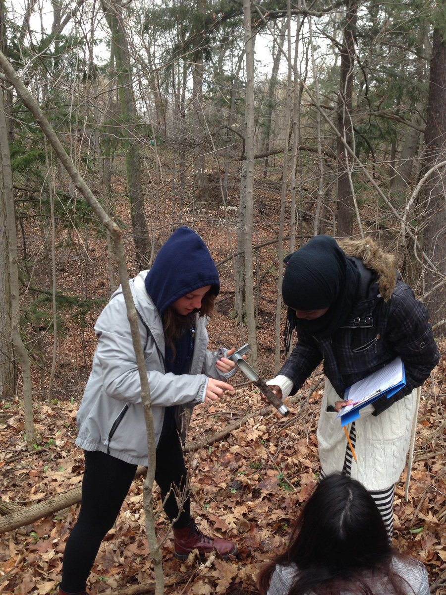 AdrianManickam's tweet photo. @YourRiverwood #ESSSCIENCE Water and soil tests at Riverwood Conservancy with Erindale grade 9 science students. https://t.co/60rrP9ivjp