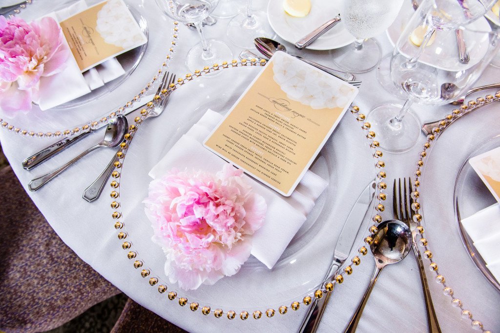 We love incorporating lush flowers into place settings at our weddings. hubs.ly/H02B8sX0
