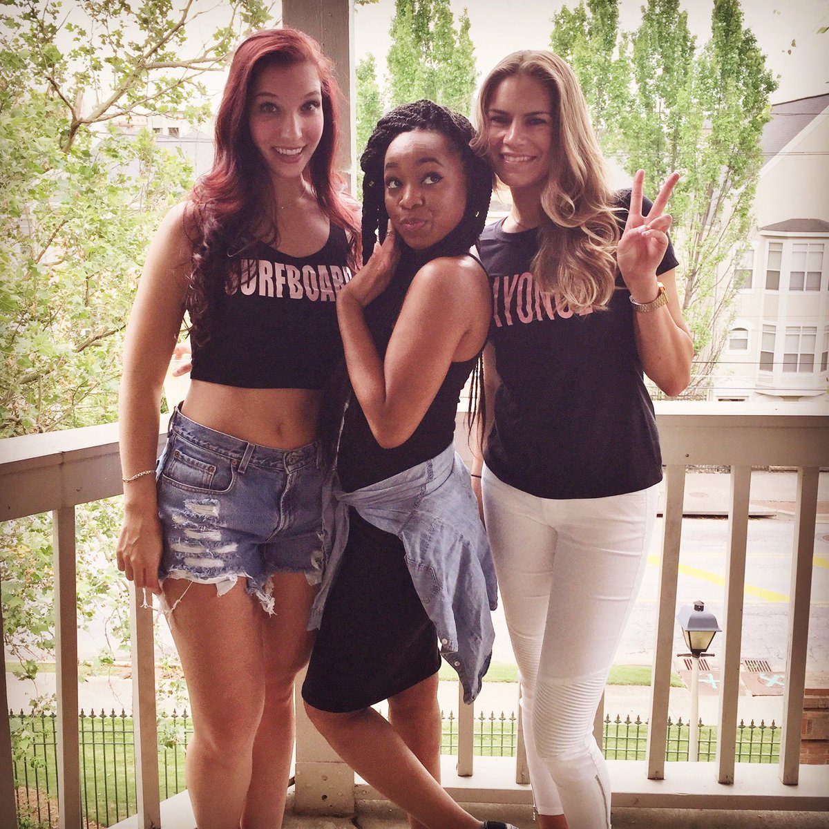ClOBuGz's tweet photo. Me and my whoadies 'bout to stroll up... 😎🐝💗 #Beyoncé #TheFormationWorldTour https://t.co/YIQgwMakzp