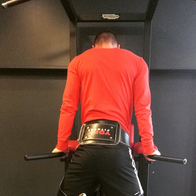 FullHeartPT's tweet photo. Weighted dips to finish off my bank holiday and set me up for the week ahead 💪🏼 https://t.co/ztjUYG4HiI