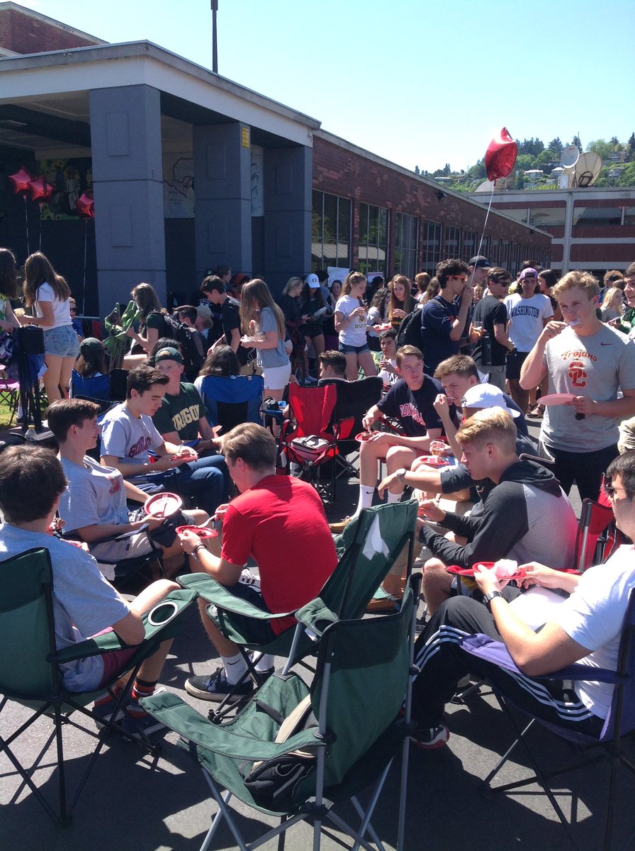 LHSGoCards's tweet photo. Celebrating the class of 2016! #nextsteps https://t.co/MVNV5QIsqk