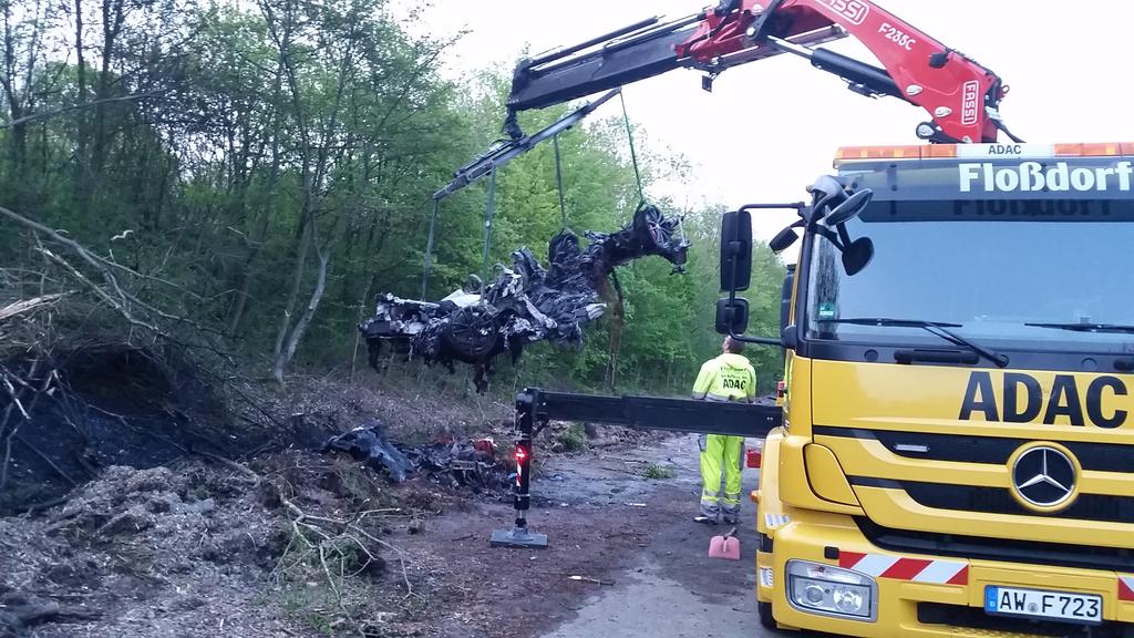 LauraKlapproth's tweet photo. Tödlicher #Unfall bei #Meckenheim. Fahrer bislang nicht identifiziert. Das Fahrzeugwrack: Ehemals ein Ferrari. https://t.co/GloGuTMVua