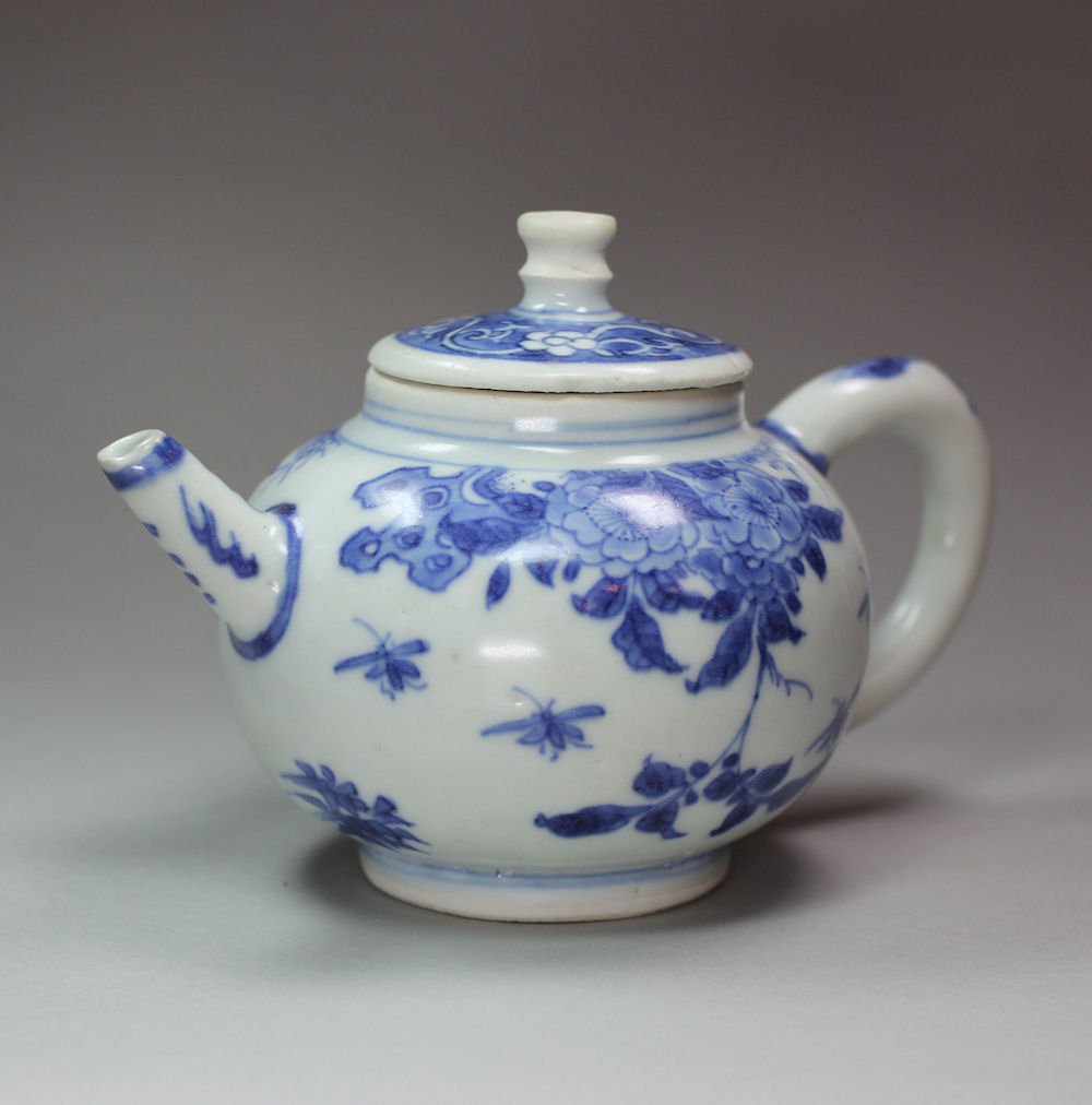 GuestGray's tweet photo. Hatcher cargo teapot, c. 1640 https://t.co/jYLJdjZED3  #ming #chineseporcelain #blueandwhite #hatcher #antique #art https://t.co/xbouP396xr