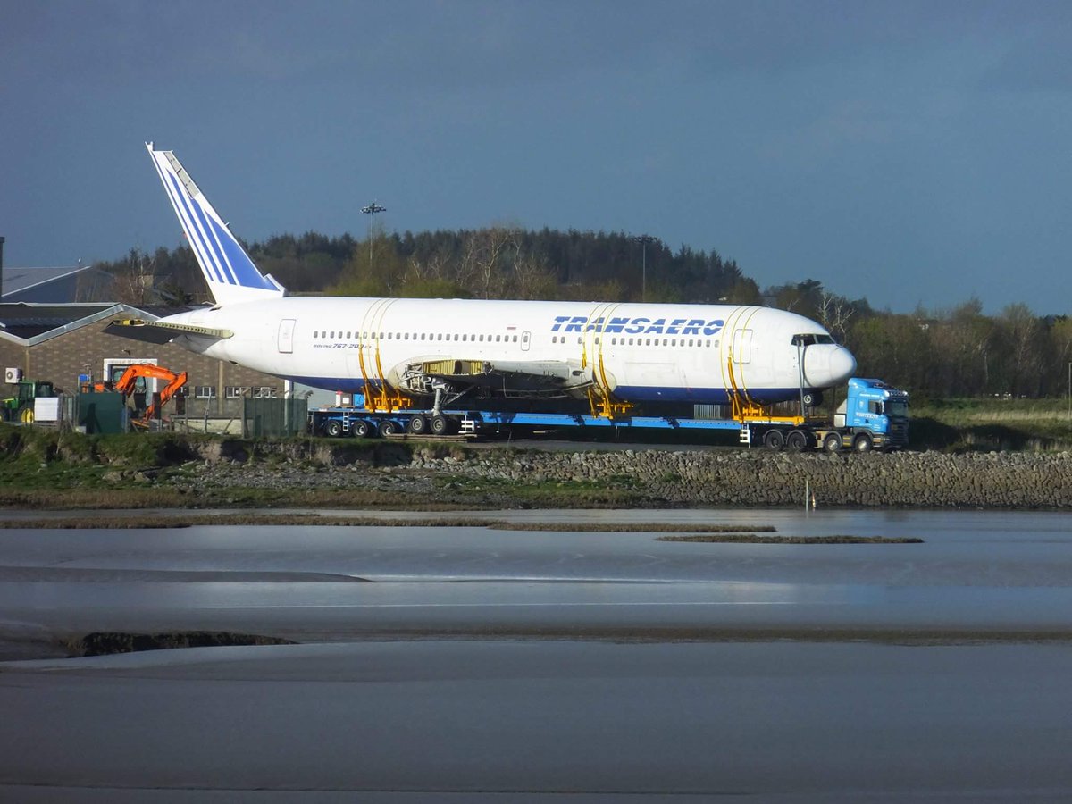 niallco's tweet photo. Ready to sail from @ShannonAirport  to @quirkyglamping this week.  Big attraction for all the locals.#PlaneSailing https://t.co/0oRreDUYst