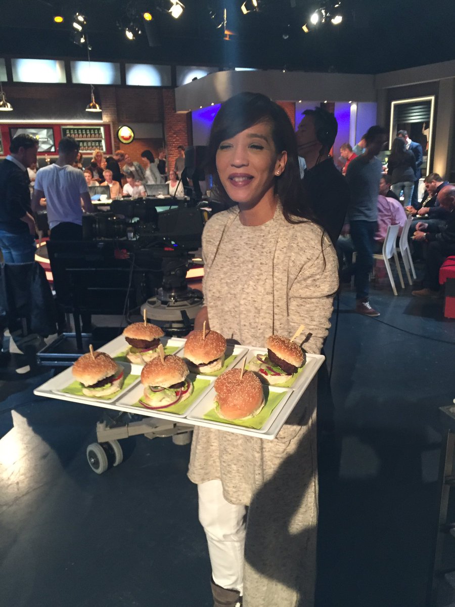 (Bijna) iedereen aan het #balletjebreed bij <a href="/VoetbalInside/">Voetbal Inside</a> #vov