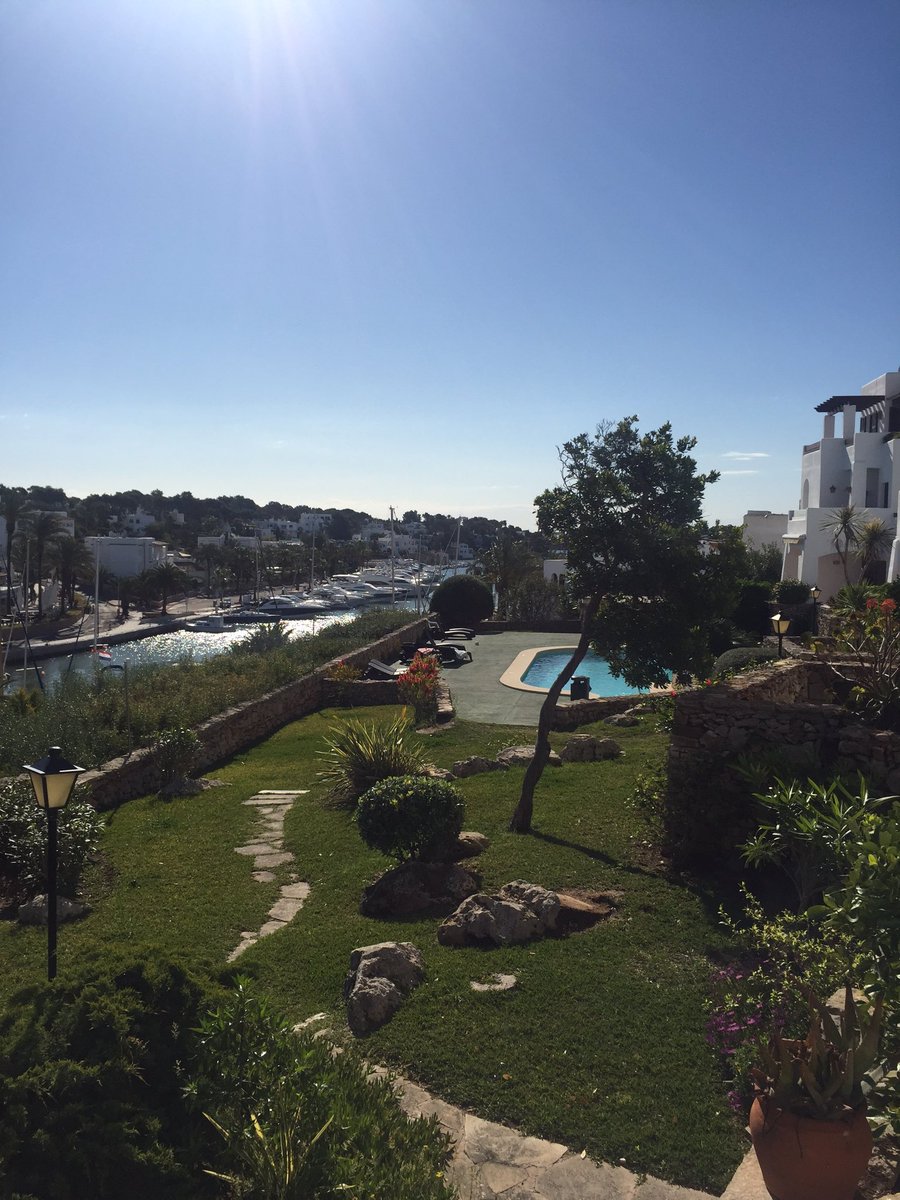 cmansfield14's tweet photo. Mallorca with my beautiful wife to be 🍹🌞👫🍓😍 https://t.co/rJIaU3WCfd