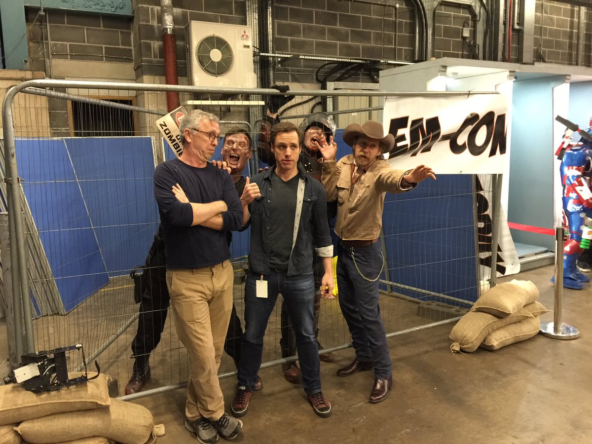 Not every day you get photo with #TheWalkingDead dead cast #mccon #zombies