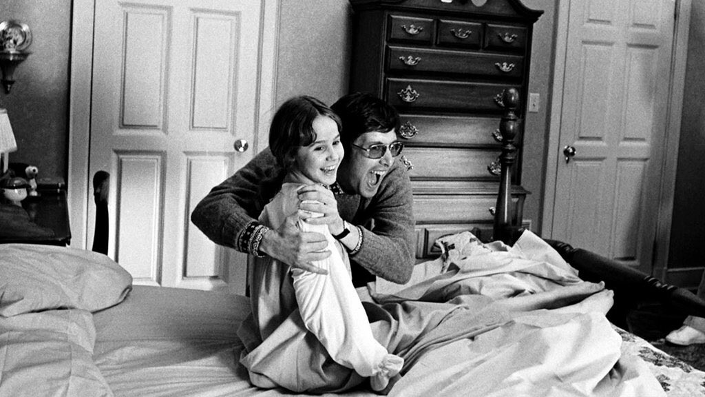 MakingTheMovies's tweet photo. Actress Linda Blair &amp; Director William Friedkin on set of The Exorcist, 1973.

#BehindTheScenes https://t.co/VM711lthDK