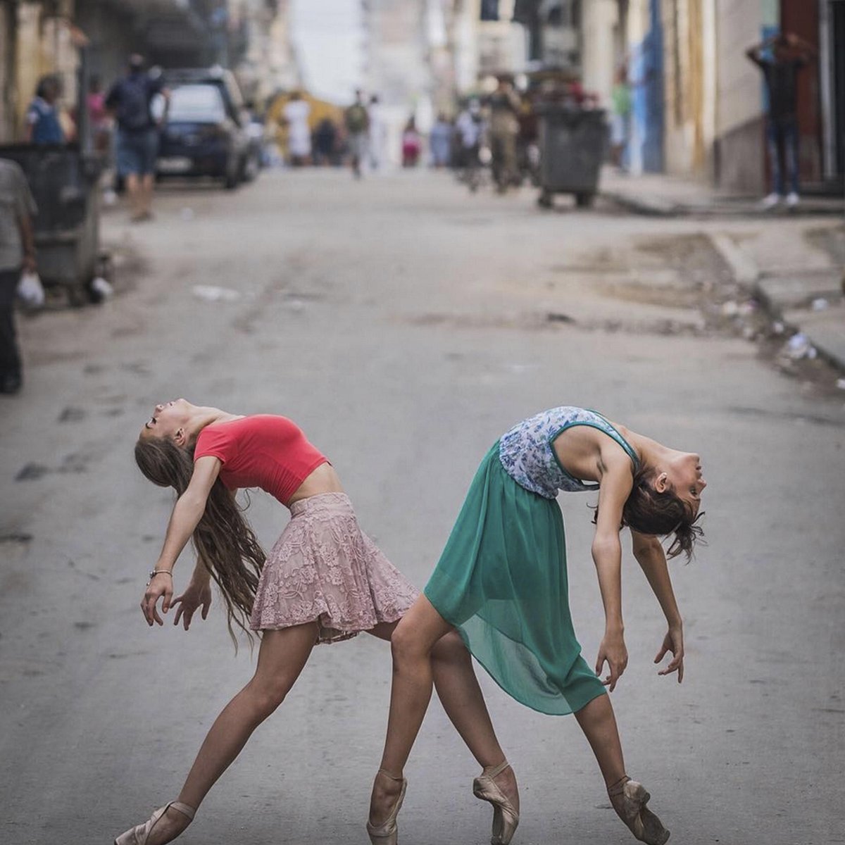 Telemundo's tweet photo. Las increíbles fotos de niñas bailarinas practicando danza en las calles de #LaHabana #Cuba https://t.co/stRnIYeBk0 https://t.co/OPov9LvZ1k