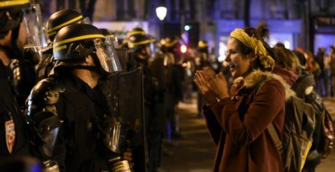 isabelga66's tweet photo. La POLICÍA francesa PROHIBE la #NuitDebout #62mars Plza la REPÚBLICA
¿PAÍS de la LIBERTAD?
https://t.co/1vEtLc28wR https://t.co/CvTJmSXZqG
