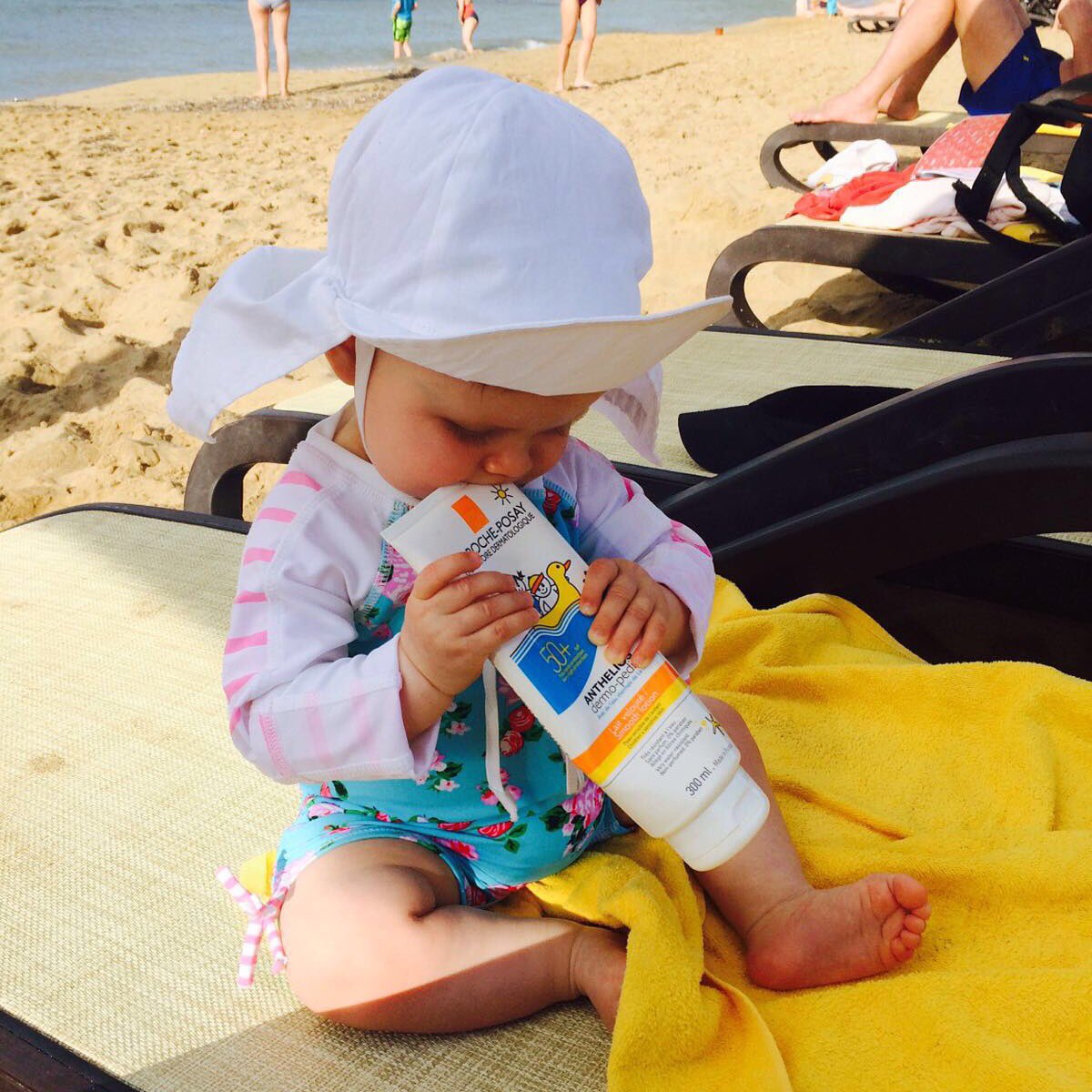 yannray's tweet photo. ❤️@1st sight😂 When sun protection is ur fav thing to do @ the beach! @LaRochePosayUKI #anthelios #babysunprotection https://t.co/qNWo07swLZ
