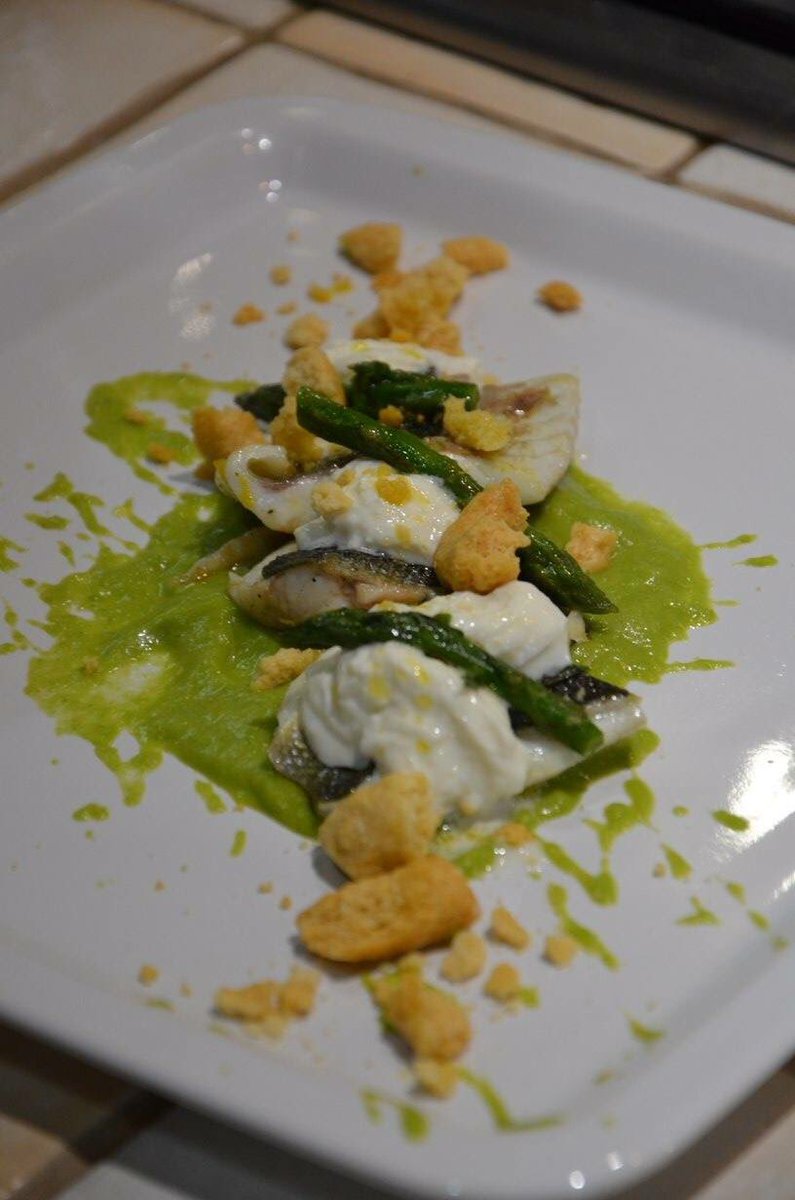 MaxScirocco's tweet photo. Ricettina branzino croccante ,creme fresh di asparagi stracciatella crumble di taralli @antoclerici @Provadelcuoco https://t.co/L2lPjNFLqf