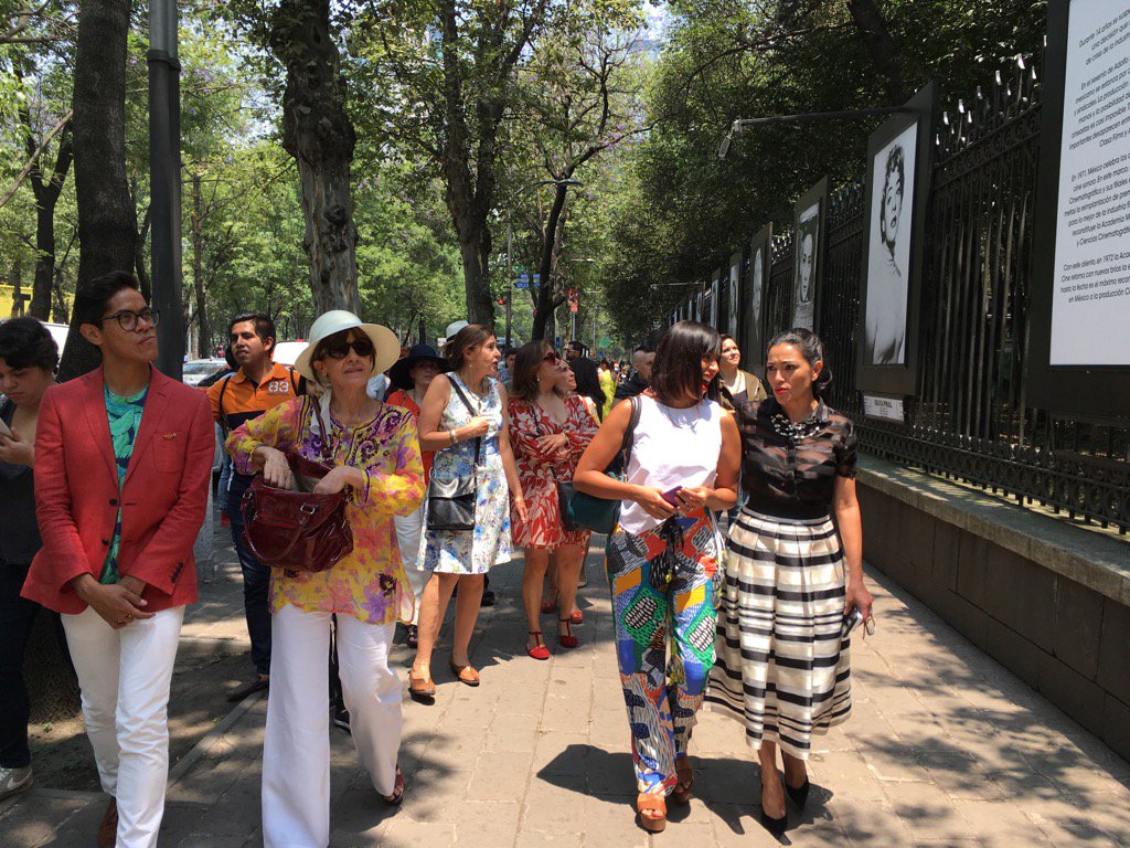 AcademiaCineMx's tweet photo. La pdta. de la @AcademiaCineMx @Dolores_Heredia hace un recorrido de la exposición #LaMejorActriz https://t.co/li3bb5PAzx