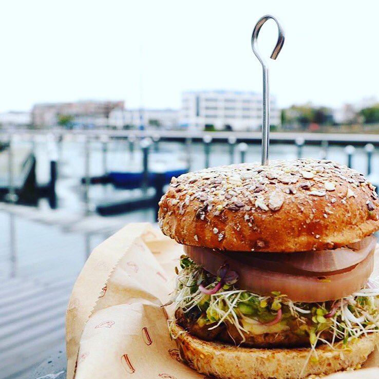 Harbor_Point's tweet photo. The SoCal Burger @bareburger_ct will cheer anyone up. Besides next week it will be 70 πβοΈβοΈ #marinaslips #dockslips https://t.co/6GJS2JBhCo
