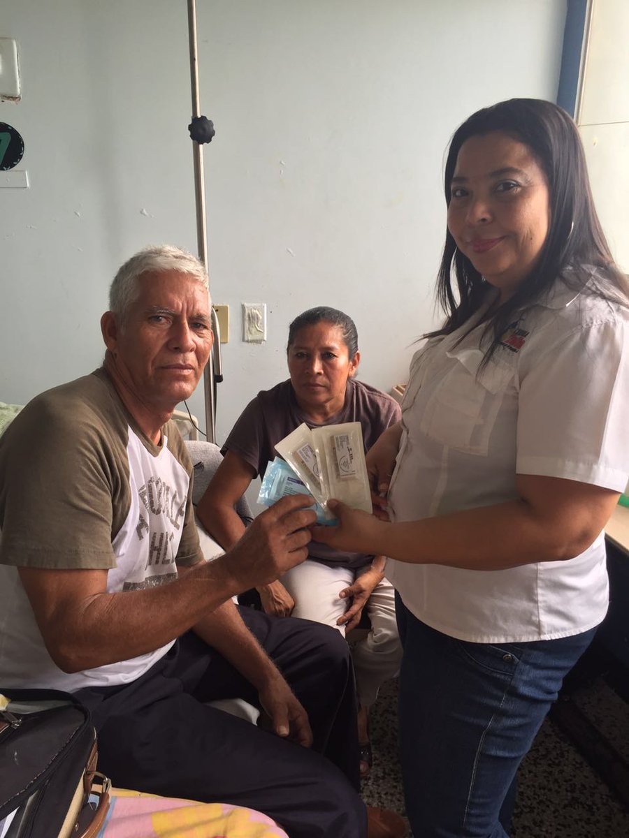 LoteriaZulia's tweet photo. Donativo al Sr . Pedro Mendoza de insumos médicos para intervención quirúrgica @Gobierno_Zulia @OIPEEZGBZ https://t.co/U9GFE5LbGm