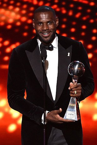 BuzzFeed's tweet photo. It’s official: LeBron James will star in “Space Jam 2" https://t.co/9BhmUGixCC https://t.co/eAAfZxCibE