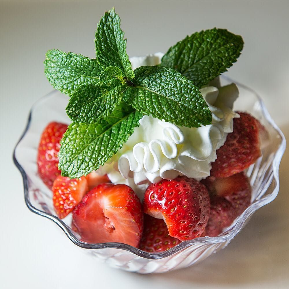 Cambro1's tweet photo. #MondayMotivation #strawberries #cream
#SwirlBowl #cambro #instagram https://t.co/ZhI6gV4pup https://t.co/dGrYKHLTCf