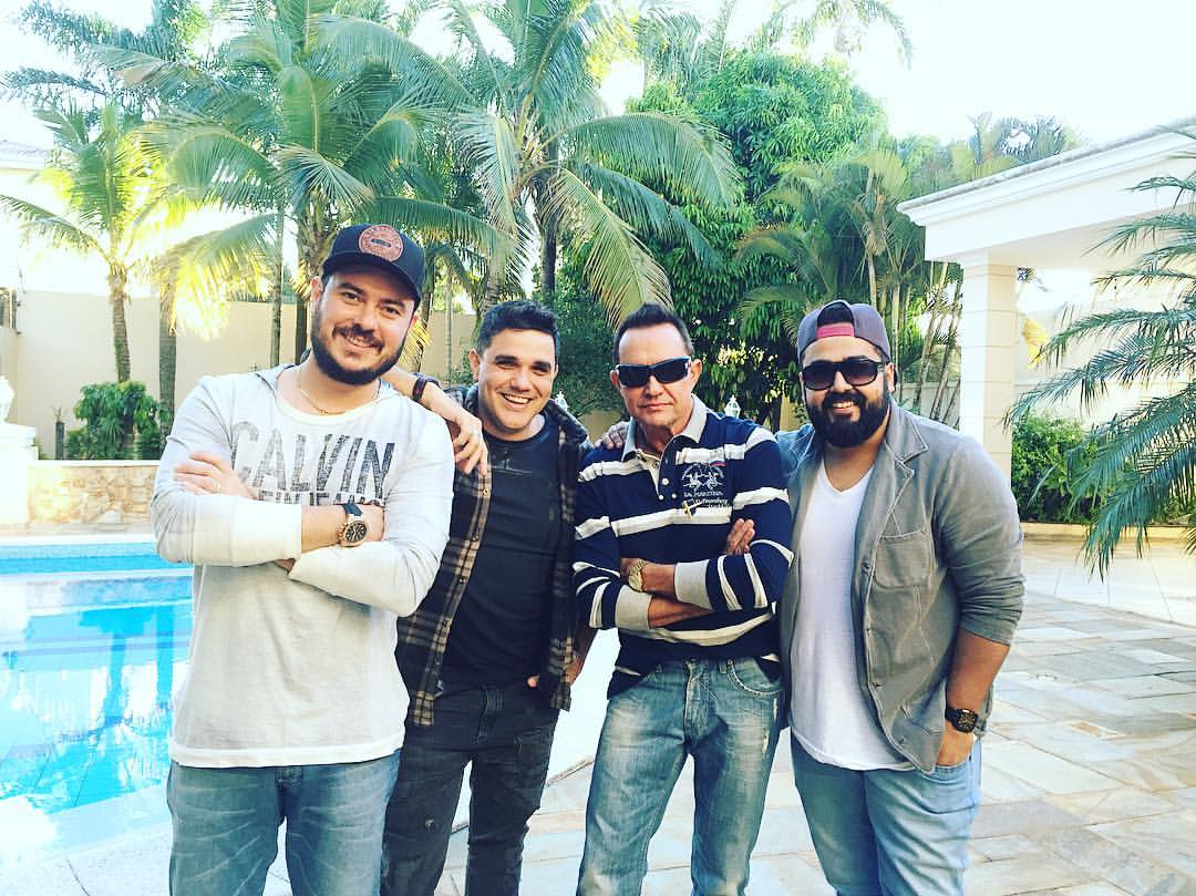 JMeFOficial's tweet photo. Reunião #produtiva na BB House. Projetos 2016 a todo vapor!! #JMeF #jmef2016 #turnesemcontrole #novosprojetos ☺ https://t.co/qQzt1eYrhE