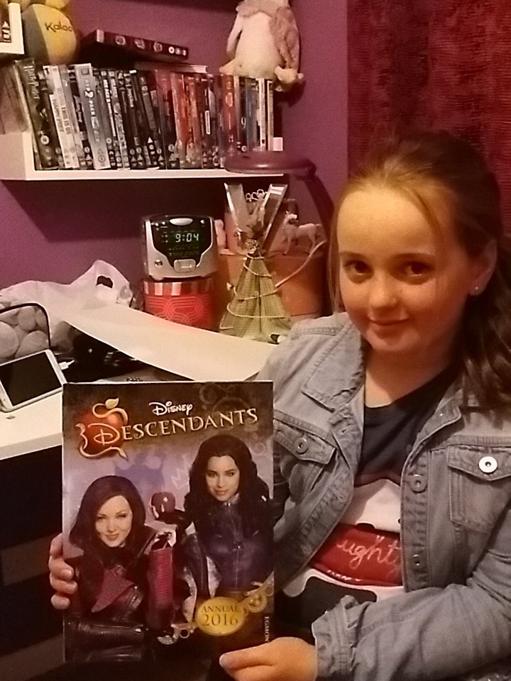 OnlyMySabrina's tweet image. My little sister holding up her fave book with her idol @DoveCameron on the front she loves celebrating #doveday