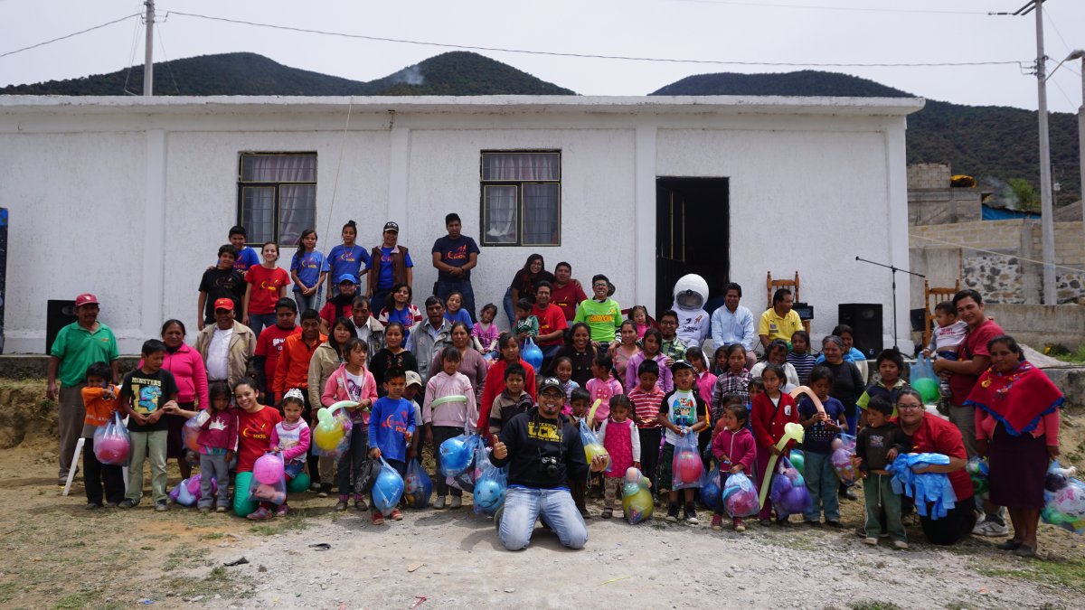 joinmex's tweet image. The UCM church kids went to the sierra to donate shoes, clothes, toys, and reading glasses for children´s day!