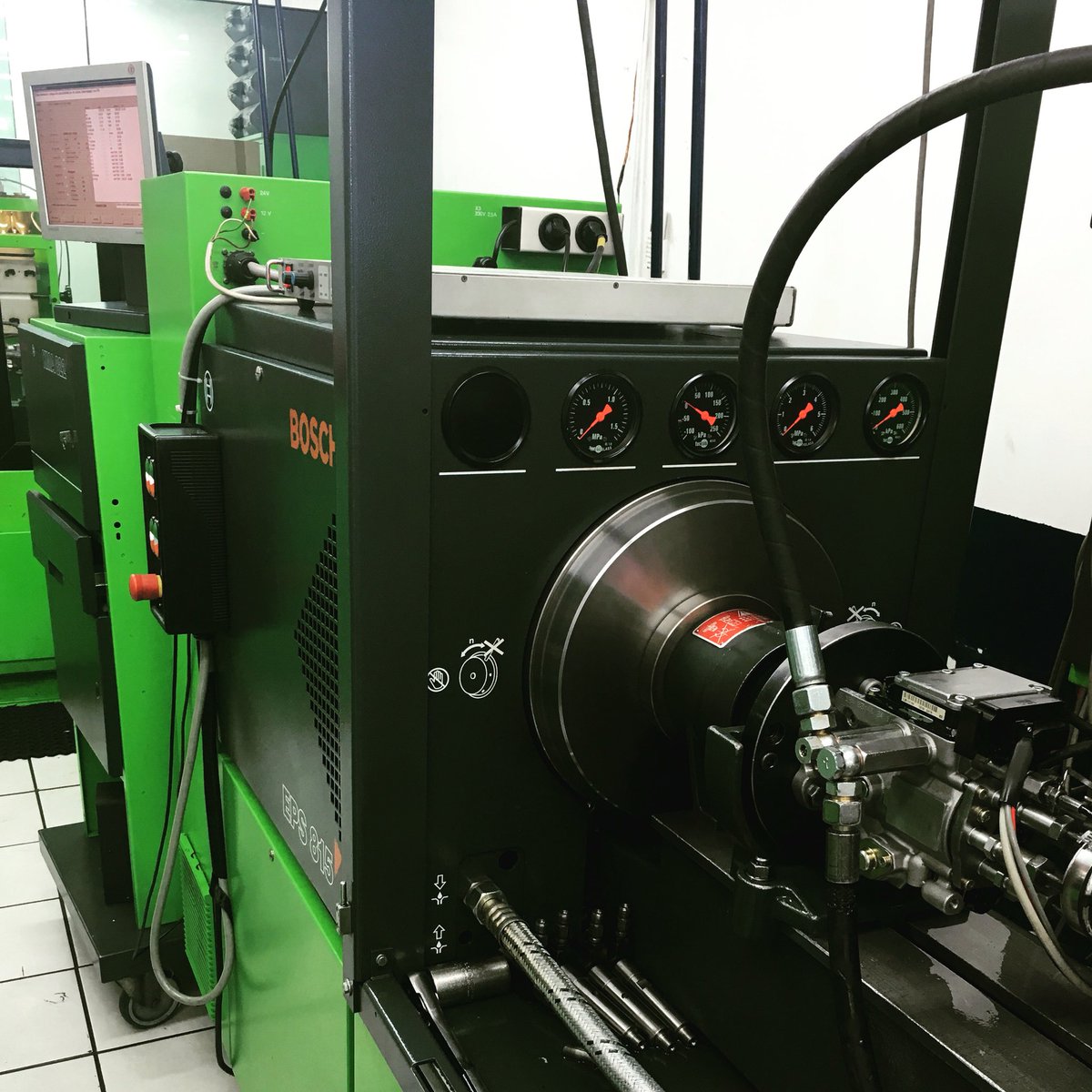 euroinyecciondi's tweet photo. Buen inicio de semana #eps815 #bosch #vp44s #euroinyecciondiesel #testbench https://t.co/RweLMJE4BF