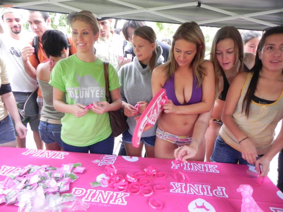 CreepLovePINK on X: Hot Lady panty shopping at VS from @BillTimmons4 #VS  #VSPINK #creepshot #candid #panties  / X