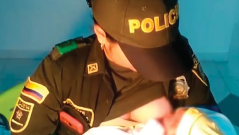 Soylamensajera's tweet photo. #LasMasLeidas Mujer policía salva a bebé amamantándolo ella misma, Entérate: https://t.co/iRsXQ0vzQo https://t.co/hYI1Wm74Jy