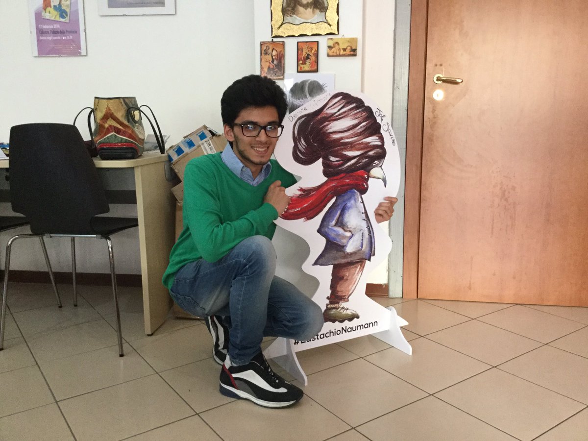 MondoSeta's tweet photo. Io ed Eustachio Naumann, personaggio-falchetto dell'omonimo libro di cui sono uno dei protagonisti.
#libri #book https://t.co/sjqBMihtjQ