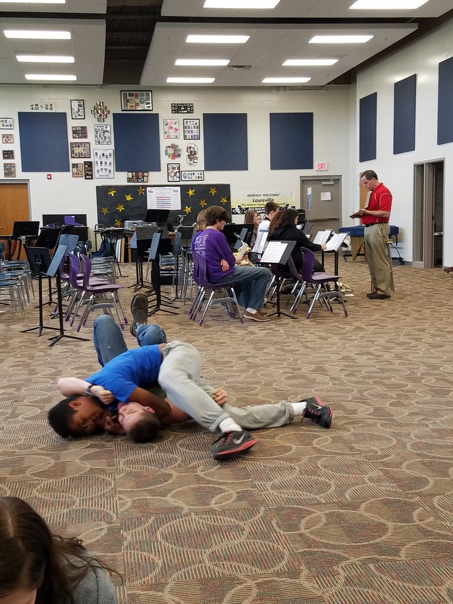 NEteachfessions's tweet photo. "When the instructor is absolutely oblivious of his surroundings 🙃" -Louisville https://t.co/iuC8ssMpOW