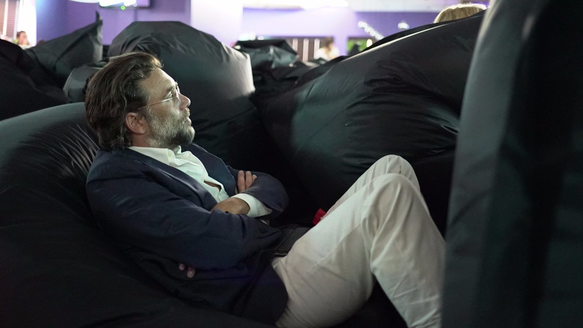 .<a href="/RoelandFernhout/">Roeland Fernhout</a> kwam niet alleen maar langs maar bleef ook even om mee te bingen! #ZwarteTulp #bingewatchparty