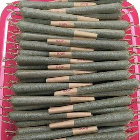 FloresElenna's tweet photo. Smoke https://t.co/lJoPrZLaB0