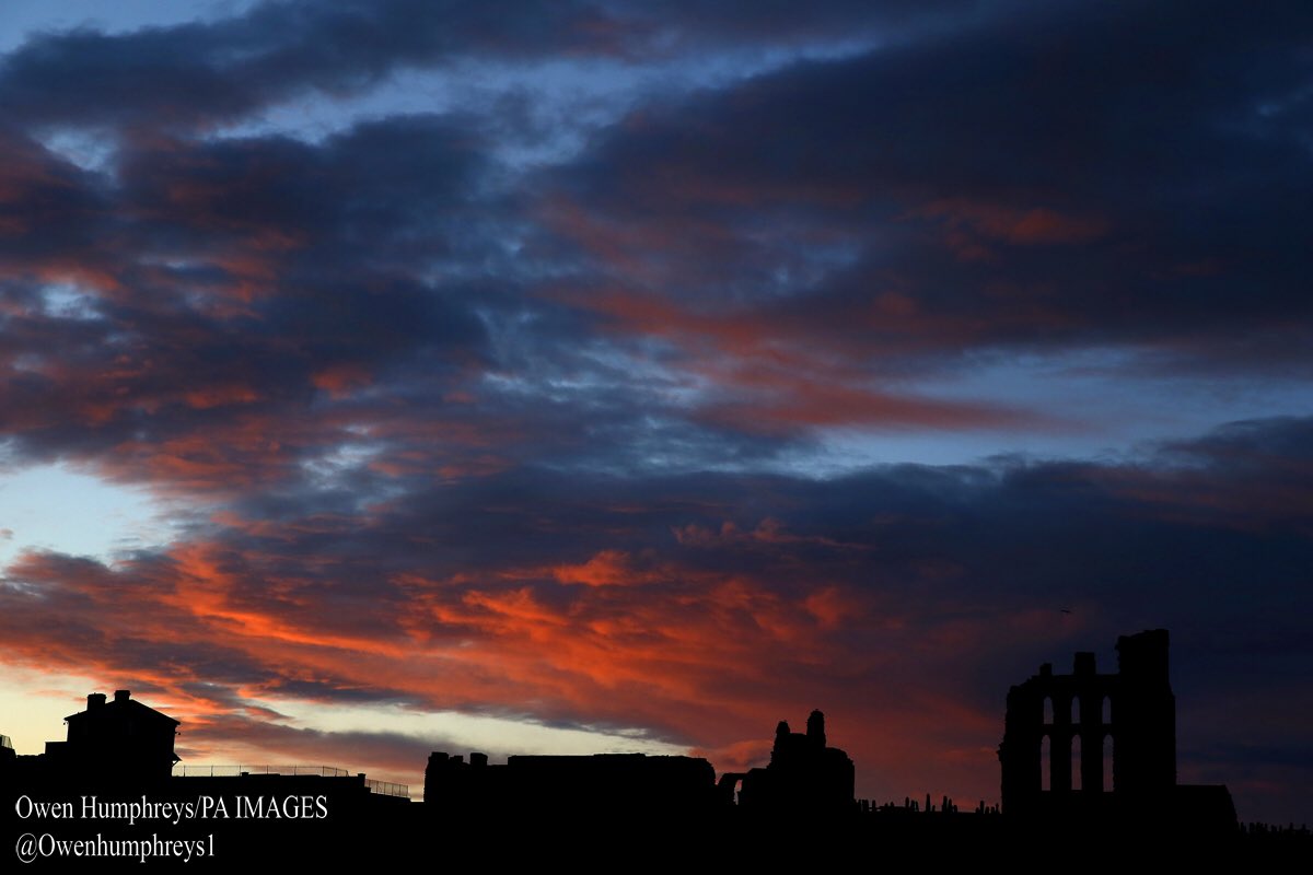 owenhumphreys1's tweet photo. Stunning end to the day sunset over #Tynemouth priory @EnglishHeritage @VisitEngland @NorthEastHour @PA  NE30/UK https://t.co/Uo28VDSKCD