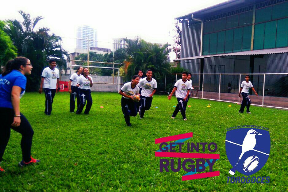 RugbyElSalvador's tweet photo. Estamos implementando el programa #GetIntoRugby en el centro escolar Corazón de María. #RugbySV @sudamericarugby https://t.co/XYx4gaUilv