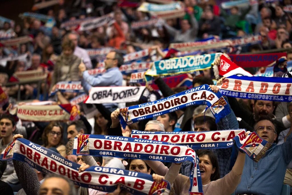 Obracadabra's tweet photo. As peñas do @ObradoiroCAB queren unha afección a #reboSAR Sábado 18:15h. cos xogadores na porta do  ximnasio de SAR. https://t.co/8q3XE1ibJl